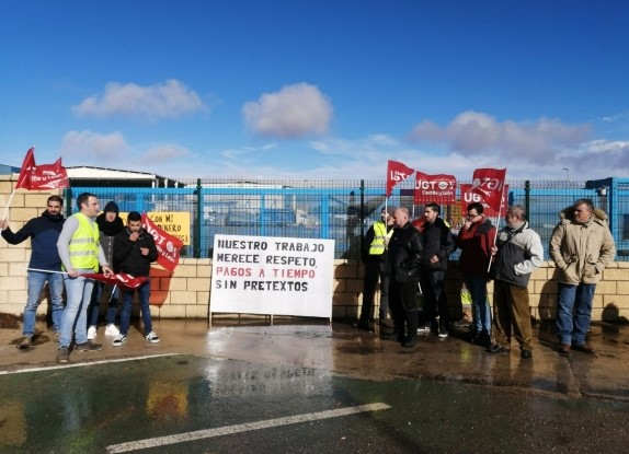 Los trabajadores de Solid Wood Losán se concentran para pedir explicaciones ante los retrasos en las nóminas